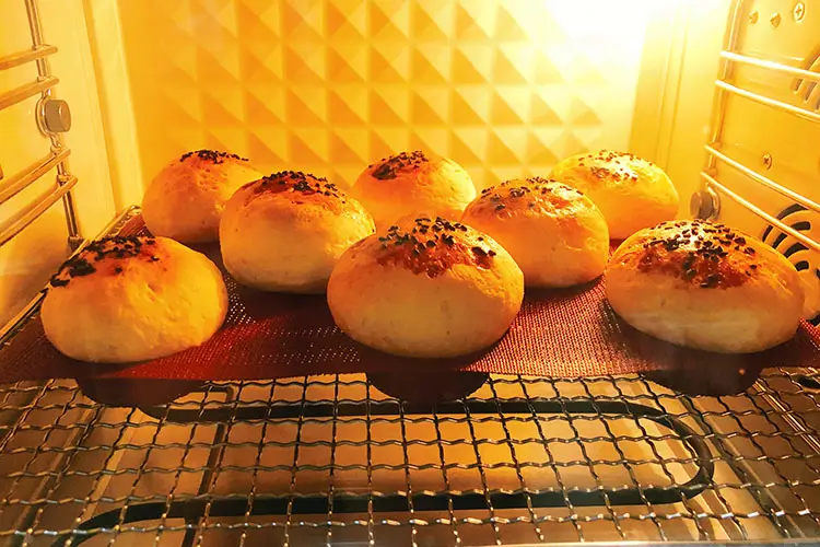 قالب خبز السيليكون في الفرن