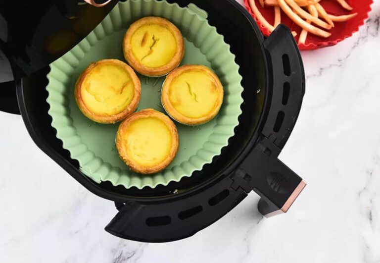 moule en silicone avec quelques biscuits