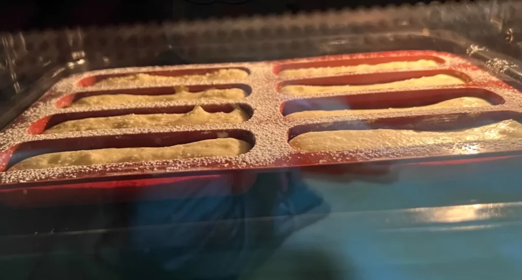 Silikonkuchenform bereit zum Backen im Ofen